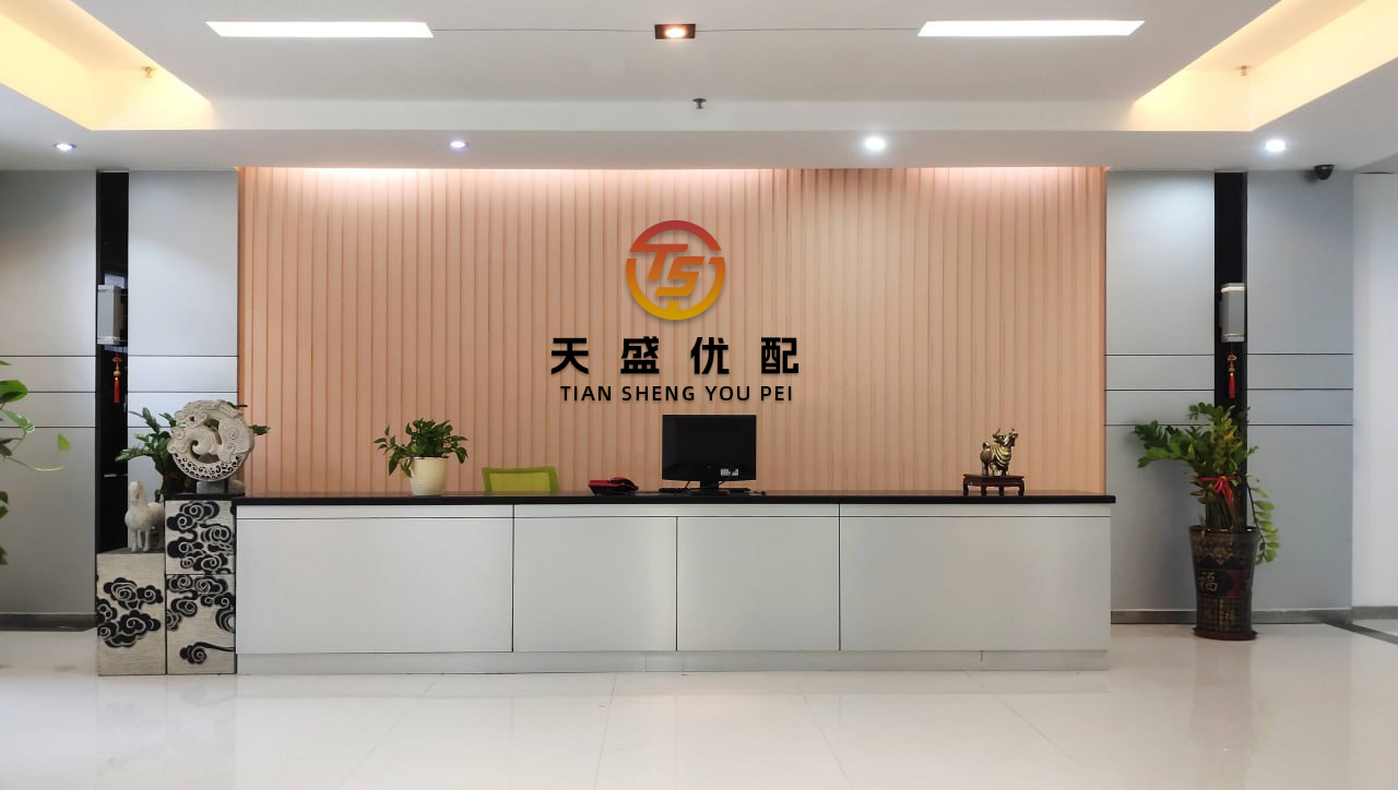 奕道配资 53岁袁立巴黎度假，瘦了有10斤颜值回春，看着比小12岁老公还年轻